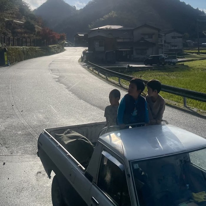軽トラの荷台に乗る子どもたち
