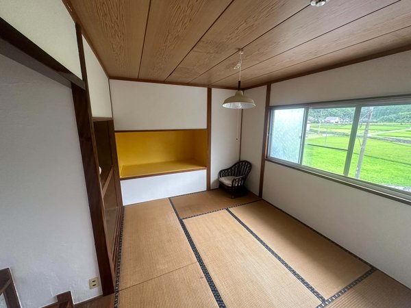 田んぼが見える和室