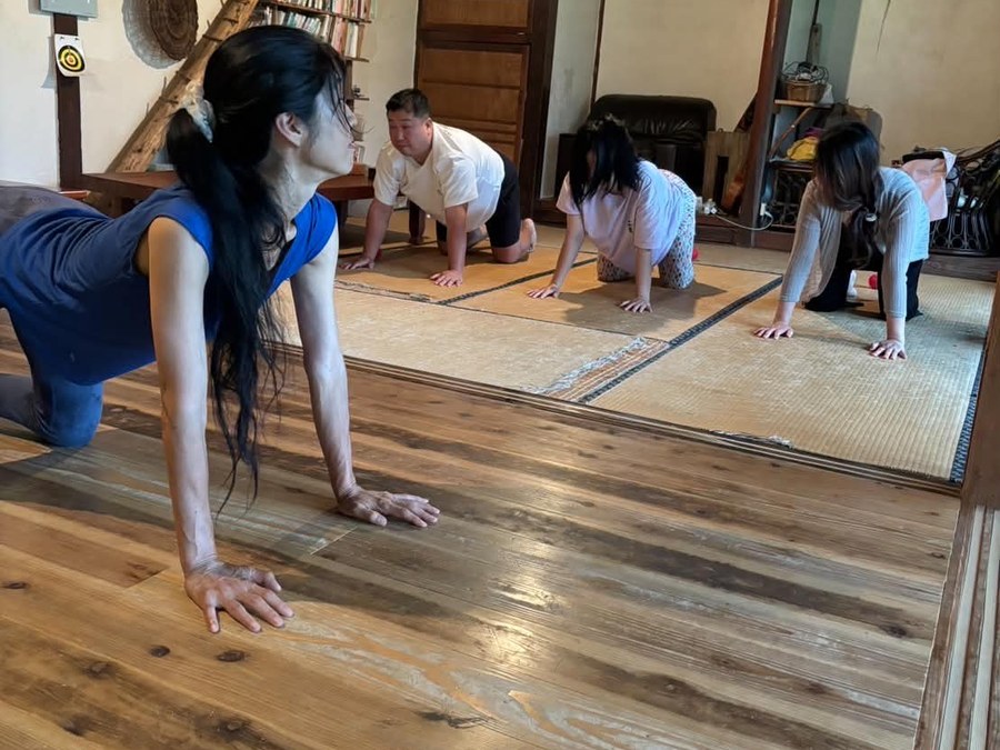 みんなで体をのばす朝ヨガ
